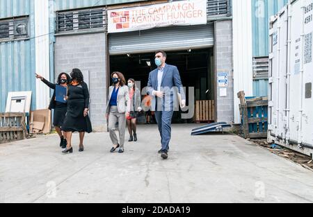 New York, États-Unis. 11 novembre 2020. La lieutenante-gouverneure Kathy Hochul s'efforce de livrer de la nourriture locale fraîche aux anciens combattants lors de l'événement d'emballage de la Journée des anciens combattants HelloFresh à Brooklyn, New York, le 11 novembre 2020. (Photo de Lev Radin/Sipa USA) crédit: SIPA USA/Alay Live News Banque D'Images