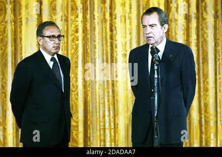 Le président des États-Unis Richard M. Nixon, à droite, fait des remarques avant que Henry A. Kissinger, à gauche, soit assermenté comme 56e secrétaire d'État des États-Unis dans la salle est de la Maison Blanche le 22 septembre 1973. Kissinger continuera à être conseiller en sécurité nationale. Il est le premier citoyen naturalisé à servir de Secrétaire d'Etat.Credit: Benjamin E. 'Gene' forte - CNP | usage dans le monde entier Banque D'Images