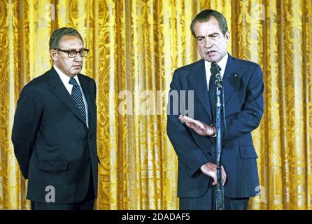 Le président des États-Unis Richard M. Nixon, à droite, fait des remarques avant que Henry A. Kissinger, à gauche, soit assermenté comme 56e secrétaire d'État des États-Unis dans la salle est de la Maison Blanche le 22 septembre 1973. Kissinger continuera à être conseiller en sécurité nationale. Il est le premier citoyen naturalisé à servir de Secrétaire d'Etat.Credit: Benjamin E. 'Gene' forte - CNP | usage dans le monde entier Banque D'Images