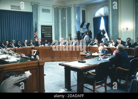 L'ancien secrétaire d'État américain Henry A. Kissinger, tout à droite à la table des témoins. Témoigne devant le Comité sénatorial américain sur les services armés à Capitol Hill, Washington, DC, le 28 novembre 1990. Membres du Comité, de gauche à droite : SÉNATEUR AMÉRICAIN J. Strom Thurmond (républicain de la Caroline du Sud) ; sénateur américain John W. Warner (républicain de la Virginie), membre du classement ; sénateur américain Sam Nunn (démocrate de la Géorgie), président ; sénateur américain J. James Exon (démocrate du Nebraska) ; sénateur américain Edward M. « Ted » Kennedy (démocrate du Massachusetts) ; LE sénateur AMÉRICAIN Jeff Bingaman (démocrate du Nouveau-Mexique), le sénateur américain Banque D'Images