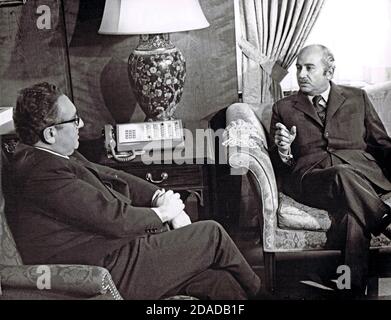 Le secrétaire d'État américain Henry A. Kissinger, à gauche, rencontre le ministre égyptien des Affaires étrangères par intérim Ismail Fahmi, à droite, dans son bureau du département d'État américain à Washington, DC, le 30 octobre 1973. M. Fahmi devrait rencontrer le Président des États-Unis Richard M. Nixon sur la situation au Moyen-Orient.Credit: Benjamin E. 'Gene' forte/CNP | usage dans le monde entier Banque D'Images