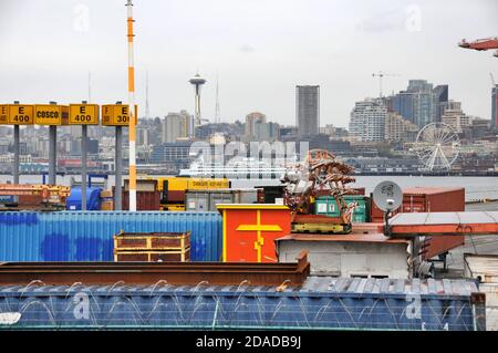 Vue sur le quai d'expédition et le paysage urbain de Seattle en arrière-plan, y compris Space Needle, Ferris Wheel et WA Ferry, WA, États-Unis. Banque D'Images