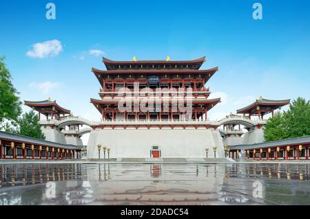 La Tour Ziyun a été construite en 727 après J.-C. et est le bâtiment principal du jardin de Datang Fudong, Xi'an, Chine.Traduction:'jardin de Datang Fuong' Banque D'Images