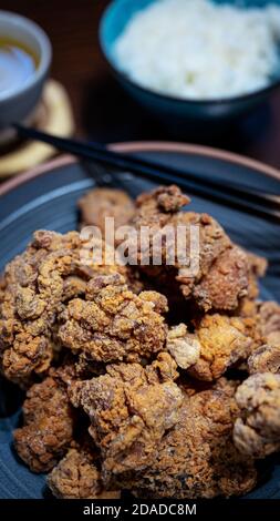 Karaage - poulet frit japonais avec du riz et du thé Banque D'Images