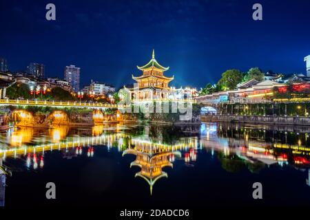 Guiyang, Chine à l'horizon sur le pavillon de Jiaxiu 85 Rivière. Banque D'Images