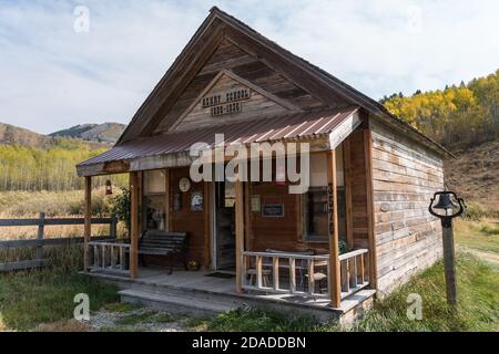 Cette ancienne école d'une pièce a été construite en 1898 à Henry, Idaho, et a été utilisée jusqu'en 1936. Après avoir chuté, il a été déplacé au Stoor Ranch i Banque D'Images