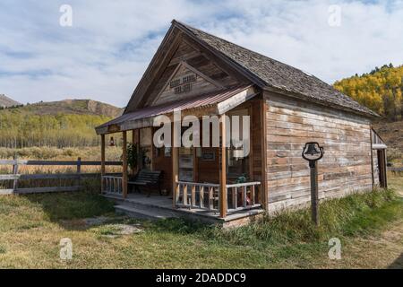 Cette ancienne école d'une pièce a été construite en 1898 à Henry, Idaho, et a été utilisée jusqu'en 1936. Après avoir chuté, il a été déplacé au Stoor Ranch i Banque D'Images