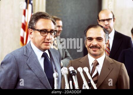 Le secrétaire d’État des États-Unis Henry Kissinger, à gauche, et le roi Hussein de Jordanie, à droite, tiennent une conférence de presse conjointe au département d’État de Washington, D.C., le 16 août 1974, après leur réunion dans le bureau du secrétaire. Crédit : Barry A. Soorenko / CNP / MediaPunch Banque D'Images