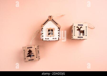 Jouets écologiques en bois sur l'arbre de Noël. Sous forme de lanternes et de maisons. Contenu de la nouvelle année. Vue de dessus. Pose à plat Banque D'Images