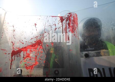 Mexico, Mexique. 11 novembre 2020. MEXICO, MEXIQUE - 11 NOVEMBRE : la police anti-émeutes affronte des manifestants lors d'une manifestation qui exige la justice pour le féminicide de Bianca Alejandrina 'Alexis' à Cancun le 11 novembre 2020 à Mexico, Mexique. Crédit: Ricardo Castelan Cruz/Groupe Eyepix/accès photo crédit: Accès photo/Alamy Live News Banque D'Images