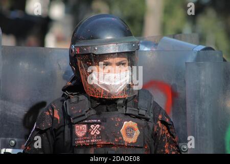 Mexico, Mexique. 11 novembre 2020. MEXICO, MEXIQUE - 11 NOVEMBRE : la police anti-émeutes affronte des manifestants lors d'une manifestation qui exige la justice pour le féminicide de Bianca Alejandrina 'Alexis' à Cancun le 11 novembre 2020 à Mexico, Mexique. Crédit: Ricardo Castelan Cruz/Groupe Eyepix/accès photo crédit: Accès photo/Alamy Live News Banque D'Images