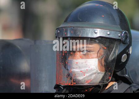 Mexico, Mexique. 11 novembre 2020. MEXICO, MEXIQUE - 11 NOVEMBRE : la police anti-émeutes affronte des manifestants lors d'une manifestation qui exige la justice pour le féminicide de Bianca Alejandrina 'Alexis' à Cancun le 11 novembre 2020 à Mexico, Mexique. Crédit: Ricardo Castelan Cruz/Groupe Eyepix/accès photo crédit: Accès photo/Alamy Live News Banque D'Images