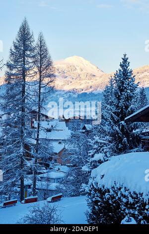 Maisons toits dans le vieux village autrichien entre les montagnes des Alpes. Stations de ski et destinations de voyage Banque D'Images