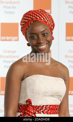 Photo du dossier datée du 06/06/07 de la romancière Chimamanda Ngozi Adicihie, lorsqu'elle a été une auteure préenregistrée pour le Prix Orange Broadband pour Fiction 2007 ('Half of a Yellow Sun'), qui a remporté le Prix des femmes pour Fiction 'Winner of Winners' pour son roman. Banque D'Images