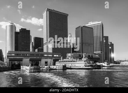 NEW YORK, États-Unis - 04 mai 2015 : image en noir et blanc du terminal de Staten Island Ferry Whitehall de Lower Manhattan utilisé par Staten Island Ferry Banque D'Images