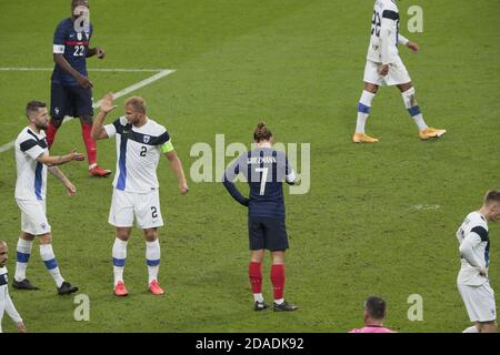 Antoine Griezmann (FRA) déçu après avoir manqué son but, Joona Toivio (fin) et Paulus Arajuuri (fin) ont salué, Marcus Thuram (FRA) pendant l'Int P Banque D'Images