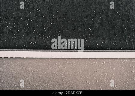 Fermez le givre sur la vitre et la porte d'une voiture le matin d'hiver. Prêt pour le texte Banque D'Images