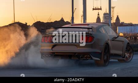 Ford Mustang Shelby GT500 dérive dans un parking une zone industrielle Banque D'Images