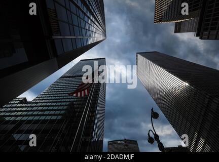 Lumière et ombre sur l'architecture moderne de Manhattan. Ciel nuageux et spectaculaire au-dessus de New York Banque D'Images