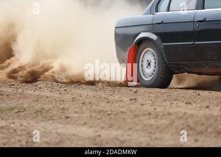 La voiture de rallye tourne dans la piste de terre (propulsion arrière) Banque D'Images