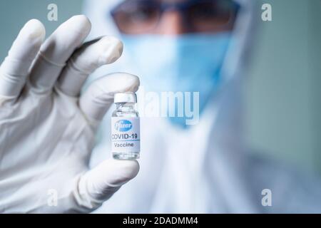 Maski, Inde - novembre 12,2020 : Docteur détenant le vaccin Biontech de Pfizer contre le coronavirus de la maladie COVID. Banque D'Images