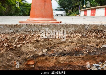 Cône de circulation à la section de la route sous les constructions. Banque D'Images