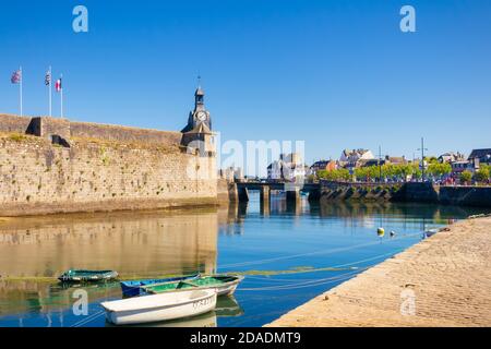 CONCARNEAU, BRETAGNE, FRANCE : vue sur la vieille ville fortifiée de Concarneau, située sur une île à côté du port. Banque D'Images