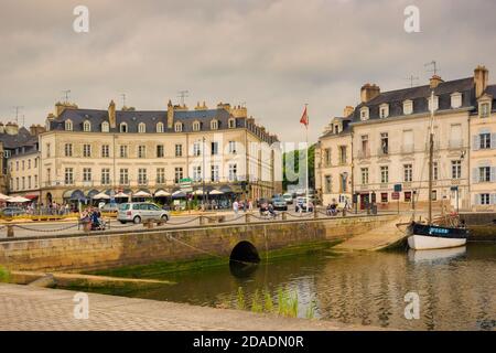 VANNES, BRETAGNE, FRANCE - vue sur le canal de la Plaza de la Gambetta, où les barges sont ancrées. Banque D'Images