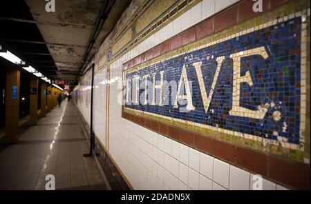 Panneau mosaïque à la station de métro de la cinquième Avenue à Manhattan Banque D'Images