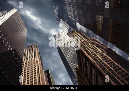 NEW YORK, États-Unis - 27 avril 2016 : l'architecture moderne de Manhattan face à des nuages spectaculaires. Manhattan est la plus densément peuplée des cinq quartiers de N Banque D'Images