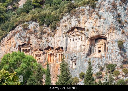 ruines antiques. tombes creusées hors des rochers. Tombes de rois de Kaunos près de Dalyan, Turquie. Tombes lyciennes turques - nécropole ancienne dans les montagnes Banque D'Images