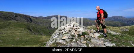 Walker au sommet Cairn de Little Hart Crag Fell, vallée de Hartsop, col de Kirkstone, parc national de Lake District, Cumbria, Angleterre, Royaume-Uni Little Hart CRA Banque D'Images