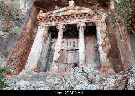 Tombe d'Amyntas, également connue sous le nom de tombe de Fethiye. Vue sur les tombeaux sculptés dans le rocher depuis l'époque de l'ancien état de Lycie. Amyntas Ancient L. Banque D'Images