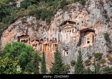 Tombeaux des anciens rois lyciens dans le rocher. Célèbres tombes lyciennes de l'ancienne ville de Caunos, Dalyan, Turquie Banque D'Images