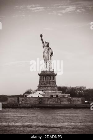 Statue de la liberté, New York City, États-Unis. Ancienne stylisation photo, grain de film ajouté. Sépia Banque D'Images