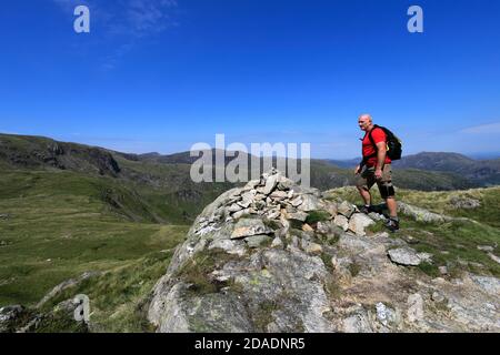 Walker au sommet Cairn de Little Hart Crag Fell, vallée de Hartsop, col de Kirkstone, parc national de Lake District, Cumbria, Angleterre, Royaume-Uni Little Hart CRA Banque D'Images