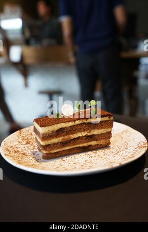 Gros plan plat de Tiramisu, dessert italien à base de crème mascarpone avec crème fouettée, rhum et ladyfingers trempés au café Banque D'Images