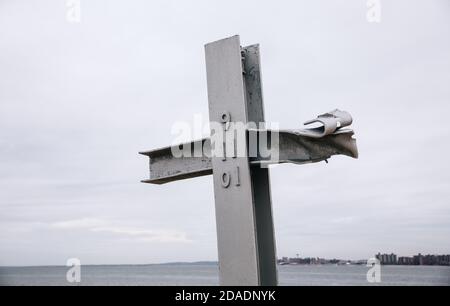 NEW YORK, Etats-Unis - 29 avril 2016: Breezy point 9/11 Memorial, Queens, NY. Plate-forme contient 29 gravures de verre pour chacun des membres de la communauté perdus le 9/ Banque D'Images