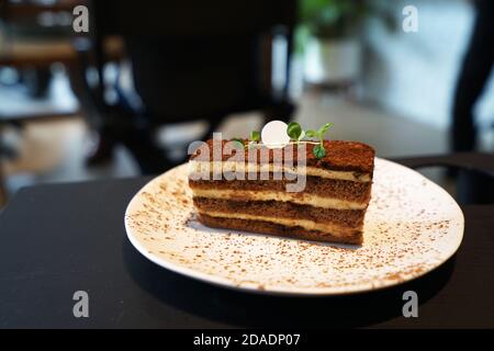 Gros plan plat de Tiramisu, dessert italien à base de crème mascarpone avec crème fouettée, rhum et ladyfingers trempés au café Banque D'Images