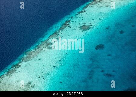 Belle île tropicale. Vue aérienne sur les îles tropicales, drone, vue en avion depuis l'atoll du récif corallien dans les îles Maldives. Voyage exotique destination nature Banque D'Images