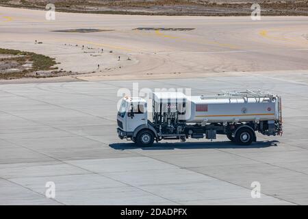 Camion blanc avec réservoir de carburant sur piste. Le camion-citerne attend de remplir certains avions de carburant liquide Banque D'Images