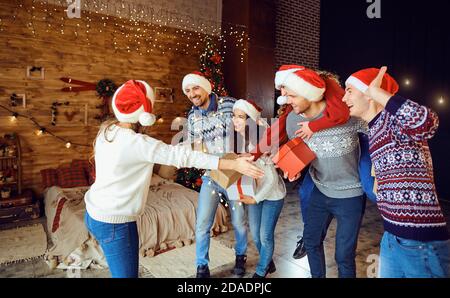 Accueillir les invités des amis à la maison pour Noël. Banque D'Images