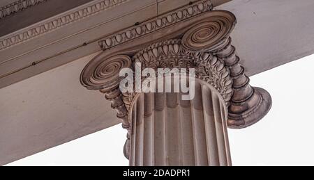 Détail décoratif d'une ancienne colonne grecque. Détail de l'architecture du haut de la colonne. Pilier classique de l'ordre ionique. Ancienne capitale en marbre Banque D'Images