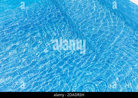 Piscine près de la mer voyage vacances dans le parc vacances arrière-plan. Une partie de la piscine. Entrez dans l'eau et terminez la mosaïque du fond de la piscine Banque D'Images
