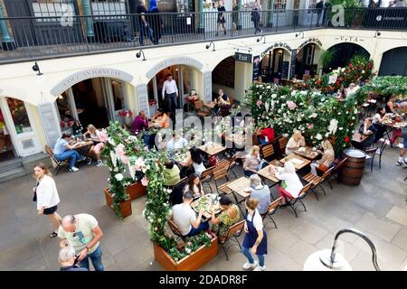Les gens mangent Al Fresco dans le marché Covent Garden à Covent Garden Piazza, Londres, Angleterre Banque D'Images