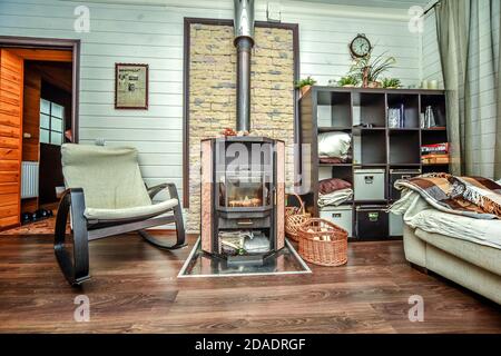 L'intérieur du salon dans une maison de campagne en bois est fait de panneaux de bois de bouleau, peint dans un ton clair Banque D'Images