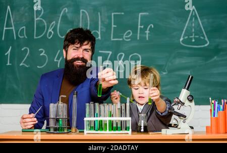 Leçon scolaire. La persévérance paye. Trouble d'hyperactivité avec déficit de l'attention. Tubes à essai pour enfant enseignant. Expérience chimique. Concentration difficile et tâches de l'école. Symptômes du TDAH à l'école. Banque D'Images