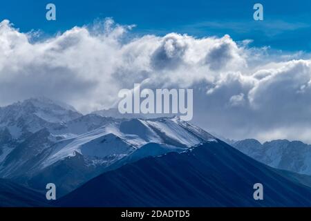 Une chaîne de montagnes, qui fait partie des Alpes du Sud, près du lac Pukaki, dans le Haut-pays McKenzie de l'île du Sud de la Nouvelle-Zélande. Banque D'Images