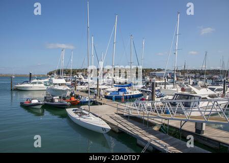 yachts amarrés dans le havre de plaisance de cowes à cowes on l'île de wight Banque D'Images