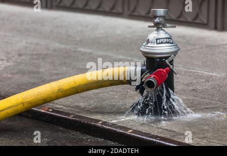 NEW YORK, États-Unis - 02 mai 2016 : borne d'incendie dans les rues de Manhattan. Le service des incendies de New York fournit une protection contre les incendies, des secours techniques, des respirons primaires Banque D'Images